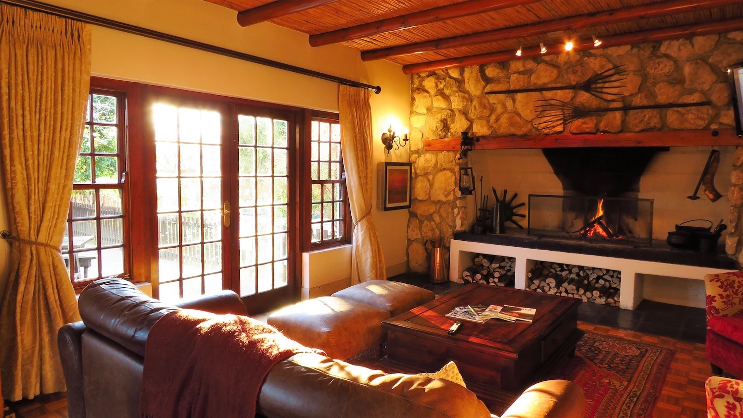 Oakhurst Hotel | Contact